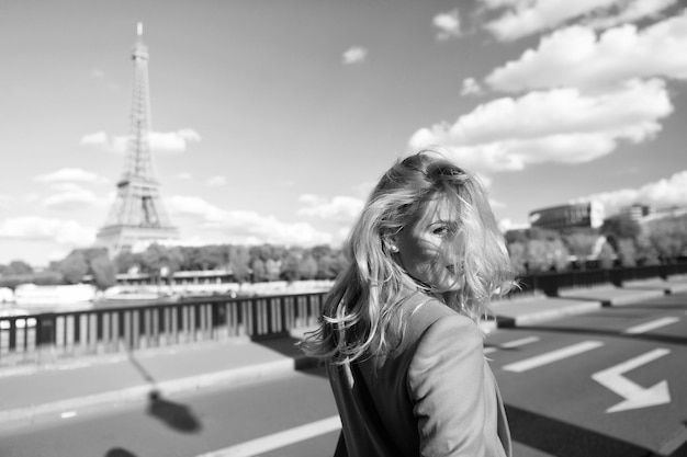 Dziewczyna podróżnik z blond włosami na wieży Eiffla w Paryżu we Francji na słoneczny letni dzień na zewnątrz Architektura atrakcja punkt orientacyjny Wakacje podróże wanderlust francja