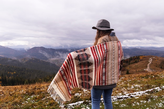 Dziewczyna podróżująca po górach w ubraniach boho z kapeluszem Lubi naturę i podróże Lokalna koncepcja kempingu