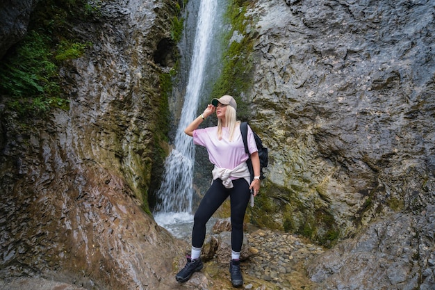 Dziewczyna podróżująca w Tatrach przy wodospadzie Siklawica latem Zdjęcie wysokiej jakości