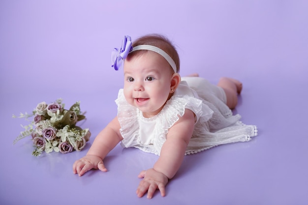 Zdjęcie dziewczyna pozująca i uśmiechnięta na fioletowym tle