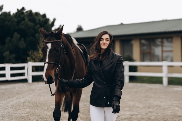 Dziewczyna pozuje z pięknym koniem wysokiej jakości zdjęcie