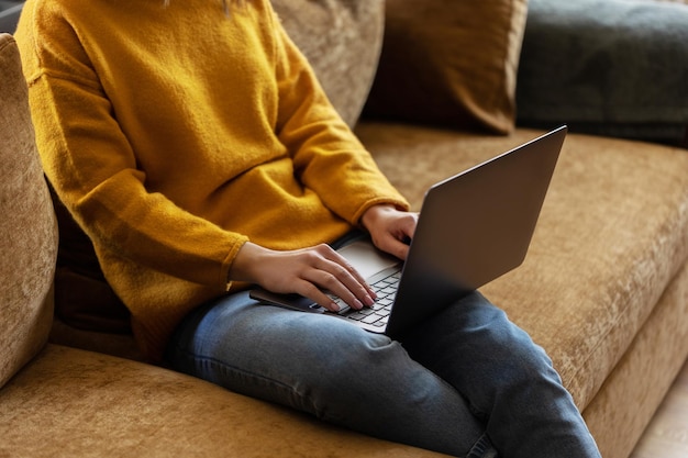 Dziewczyna pracująca w domu z laptopem podczas kwarantanny