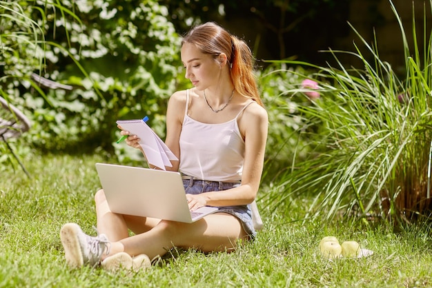 Dziewczyna prowadząca spotkanie online i czat w naturze