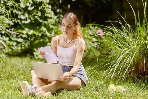 Dziewczyna prowadząca spotkanie online i czat w naturze