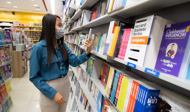 Dziewczyna Przeglądająca Książki W Bibliotece