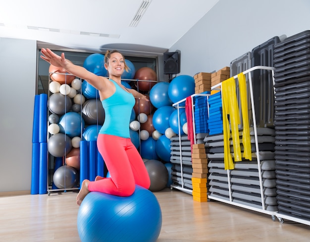 Dziewczyna przy gym balowej kolan równowagi balowym świderu ćwiczeniem