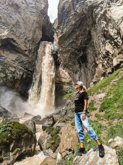 Dziewczyna przy wodospadzie Sultansu otoczonym górami Kaukazu w pobliżu Elbrus Jilysu Rosja