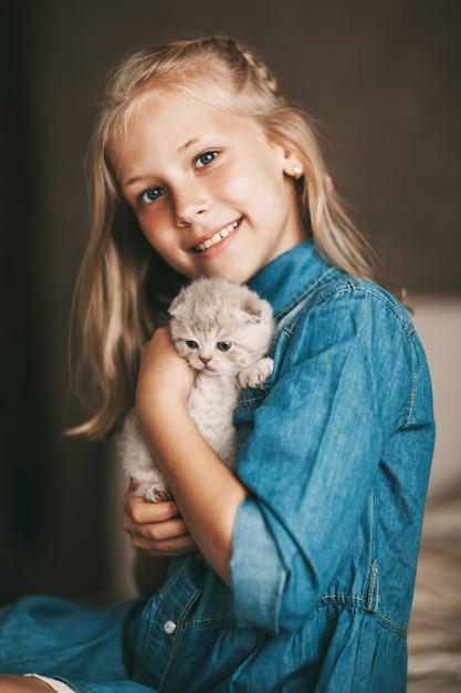 Dziewczyna przytula brytyjskiego małego kotka