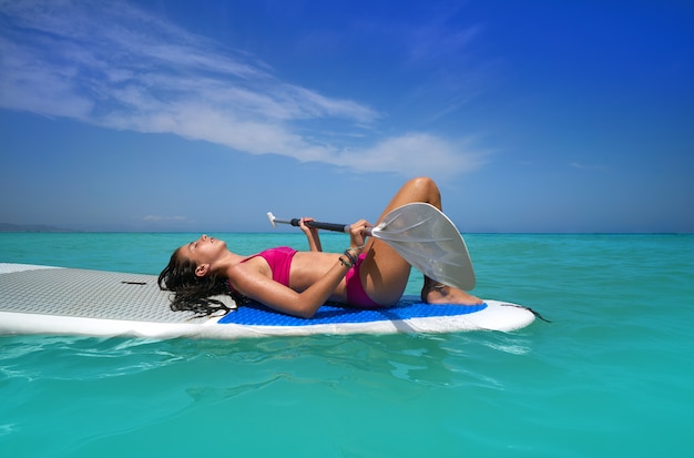 Dziewczyna Relaksująca Lying On The Beach Na Paddle Kipieli Pokładzie Sup