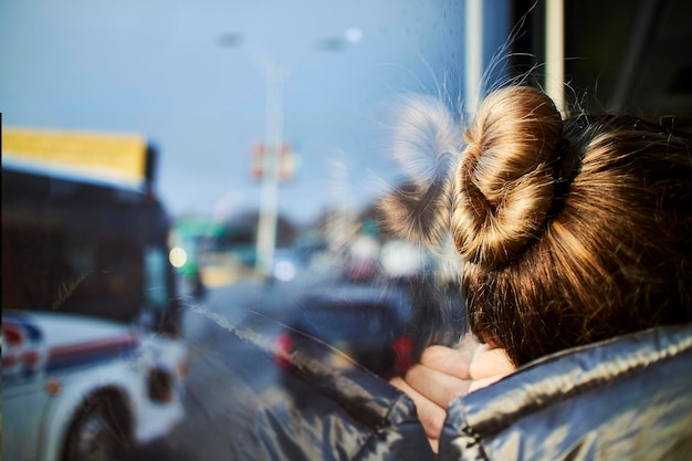 Dziewczyna relaksuje głowę w autobusie