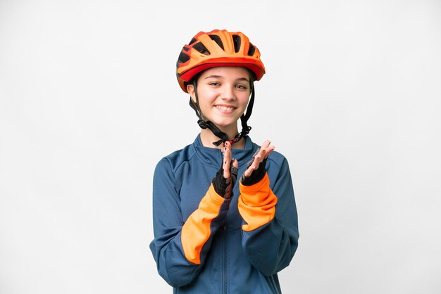 Dziewczyna rowerzysta nastolatka na białym tle brawo po prezentacji na konferencji