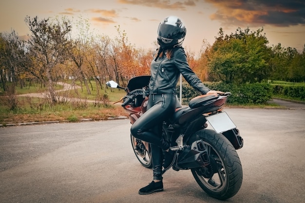Dziewczyna Siedząca Na Motocyklu