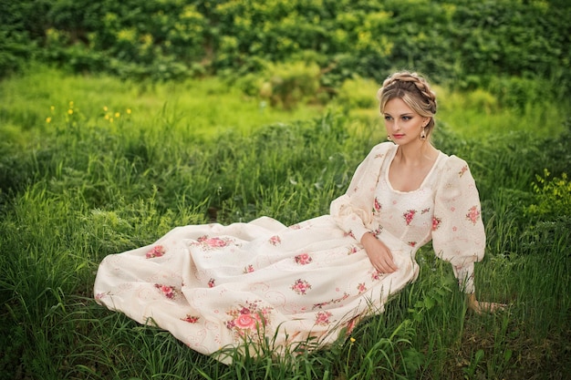 Zdjęcie dziewczyna siedzi na zielonej trawie 2826