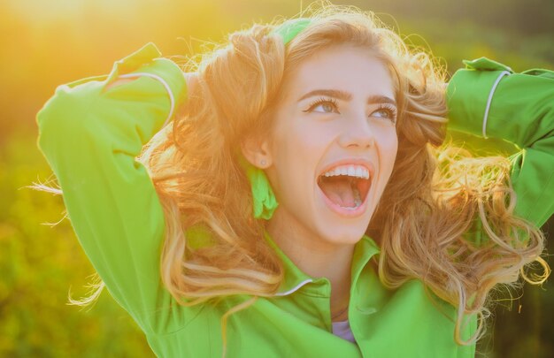 Zdjęcie dziewczyna słoneczny portret szczęśliwa uśmiechnięta kobieta moda na świeżym powietrzu