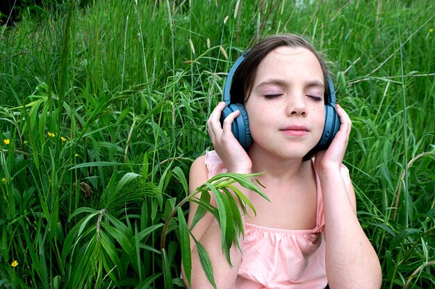 Dziewczyna słucha muzyki na słuchawkach Widok z góry