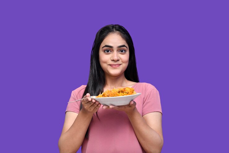 dziewczyna smakosza czuje się szczęśliwa i trzyma biryani indyjski model pakistański