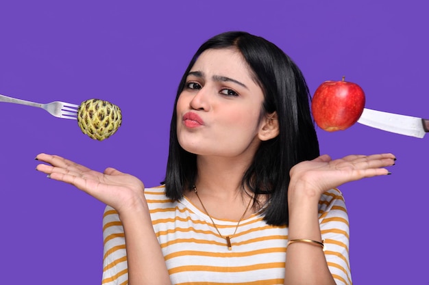 Zdjęcie dziewczyna smakosza pokazująca owoce i patrząca na kamerę z pocałunkiem indyjska modelka pakistańska