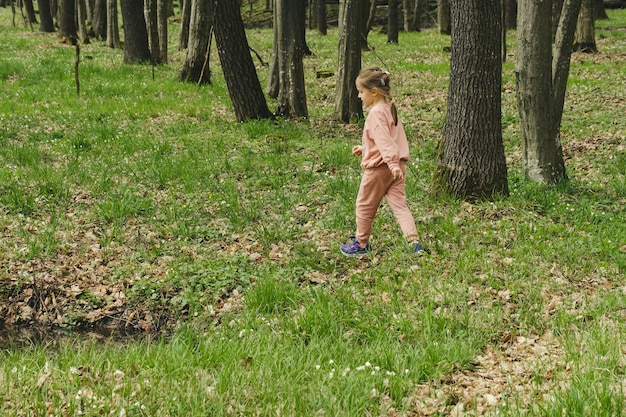 Dziewczyna spacerująca po lesie wiosennym