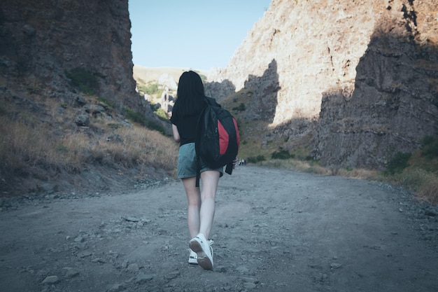 Dziewczyna spacerująca w naturze z plecakiem
