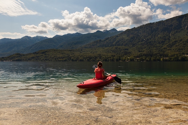 Dziewczyna spływy kajakowe w jeziorze Bohinj