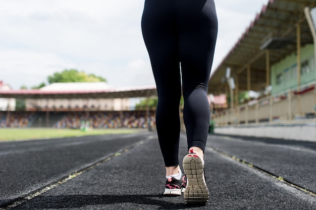 dziewczyna sportowa na stadionie