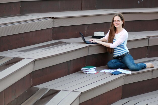 Dziewczyna studentka praca domowa na zewnątrz