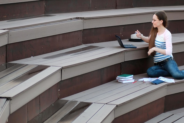 Dziewczyna studentka praca domowa na zewnątrz