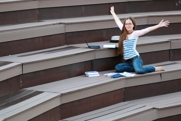 Dziewczyna studentka praca domowa na zewnątrz