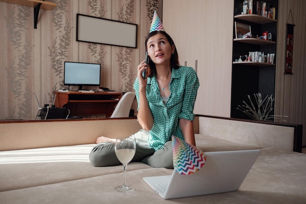 Dziewczyna świętująca urodziny online w czasie kwarantanny