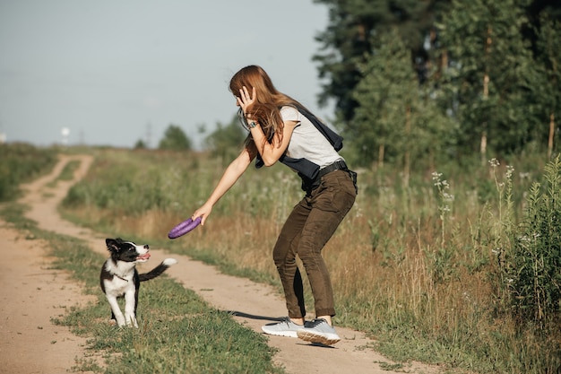 Zdjęcie dziewczyna szkolenia czarno-biały szczeniak rasy border collie