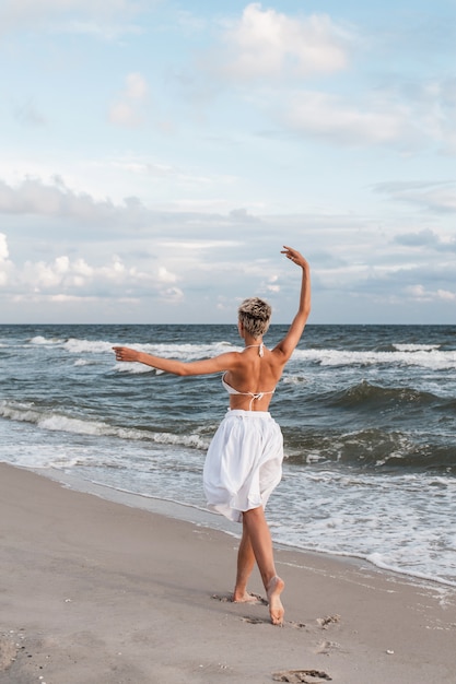 Dziewczyna Tańczy Na Plaży