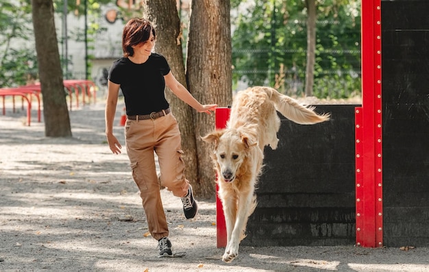 Dziewczyna Trenująca Golden Retriever