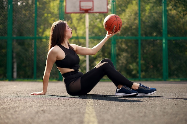 Dziewczyna trenuje za pomocą sportground młoda dorosła kobieta treningu pozuje Zdrowy styl życia