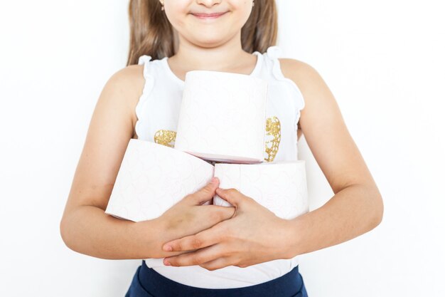 Zdjęcie dziewczyna trzyma rolki papieru toaletowego, dom, zapasy