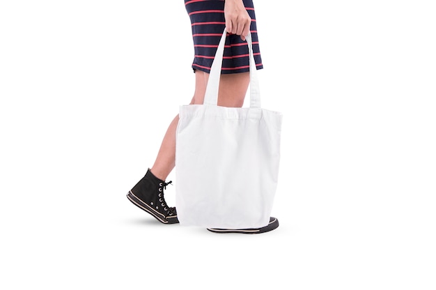 Zdjęcie dziewczyna trzyma torby na ramię makieta pusty szablon na białym tle.