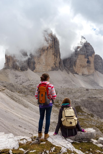 Dziewczyna turysta odpoczynku i patrząc na Tre Cime di Lavaredo. Dolomity, Włochy.