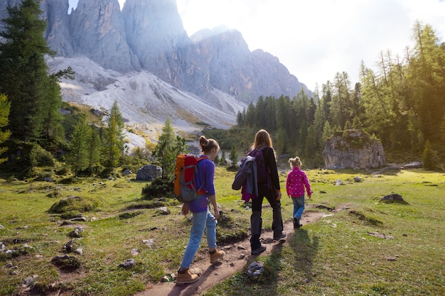 Zdjęcie dziewczyna turysta odpoczynku i patrząc na tre cime di lavaredo. dolomity, włochy.