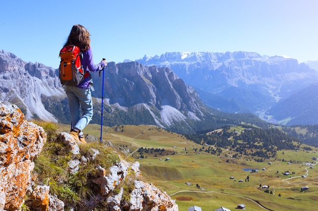 Dziewczyna Turysta W Górach Dolomity I Widoki Na Dolinę, Włochy. Seceda