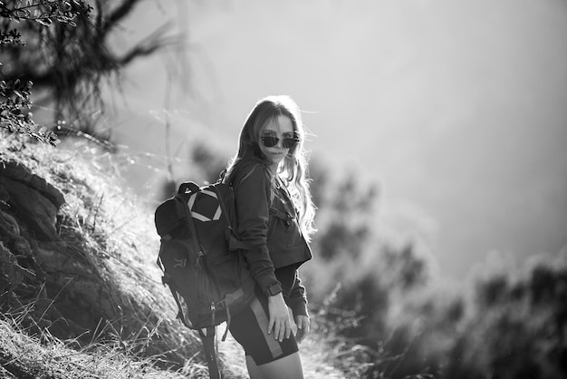 Dziewczyna turysta z plecakiem Kobieta wędrująca w górach z plecakiem Turystyka z plecakiem koncepcja krajobrazu w tle