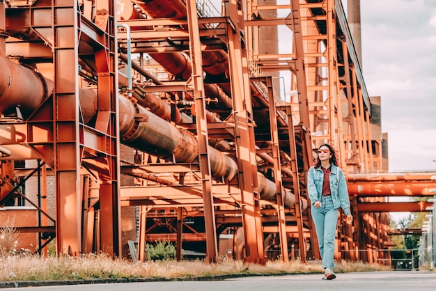 Dziewczyna turystka odwiedzająca przemysłową i miejską dzielnicę projektową w kompleksie kopalni węgla Zollverein Ruhr Cele podróży i zwiedzanie w koncepcji Essen