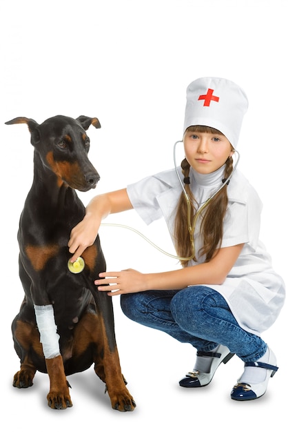 Dziewczyna ubrana jak lekarz leczenia psa