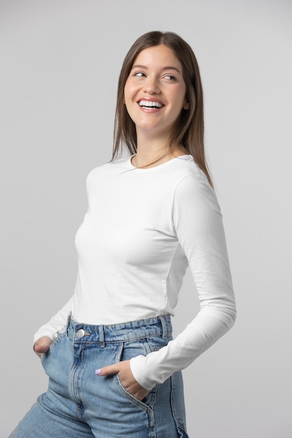 Zdjęcie dziewczyna ubrana w białą koszulkę pozuje w studio