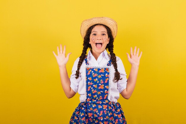 Dziewczyna ubrana w typowe stroje dla Festa Junina zachwycona podekscytowana szczęściem i radością Na Festiwal do Arraia