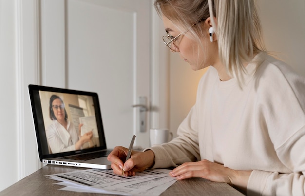 Zdjęcie dziewczyna uczy się angielskiego online na swoim laptopie