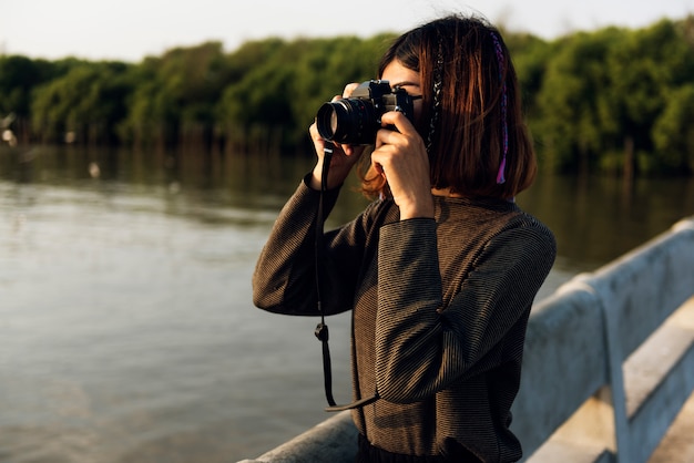 Dziewczyna używa jej kamerę outdoors