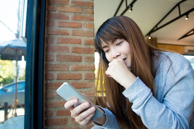 Dziewczyna używa smartfona do połączenia viedeo z przyjaciółmi. koncepcja połączenia sieciowego
