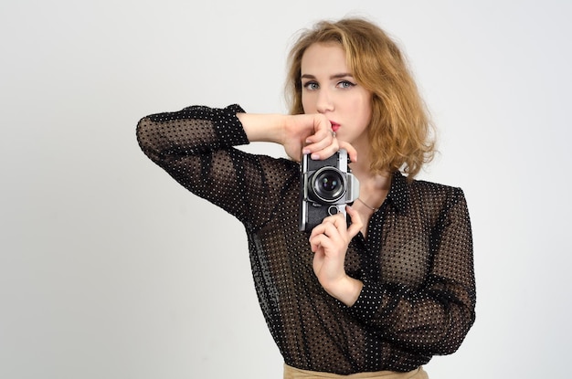 Dziewczyna w czarnej bluzce z aparatem