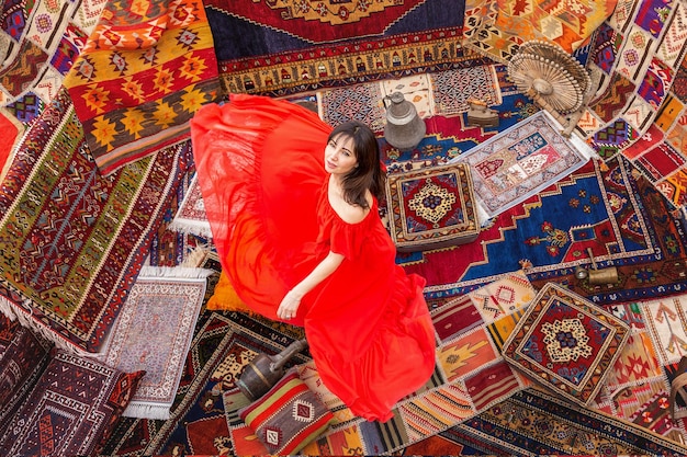 Dziewczyna w czerwonej sukience na tureckich dywanach Widok z góry
