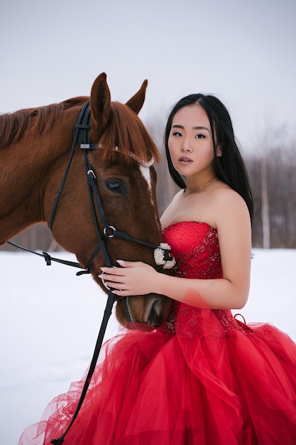 Dziewczyna W Czerwonej Sukience, Z Koniem, Zimą, Brunetką, Zimnem, śniegiem Dookoła