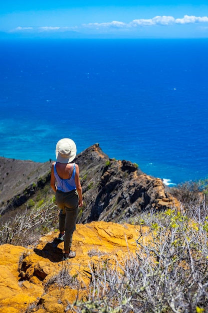 dziewczyna w kapeluszu cieszy się panoramą oahu ze szczytu słynnego początku szlaku kolejowego krateru koko